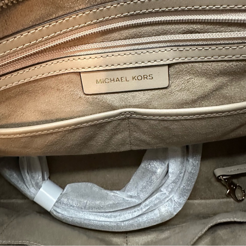 Michael Kors large Rollins pebbled leather satchel in the color oat - Picture 8 of 12